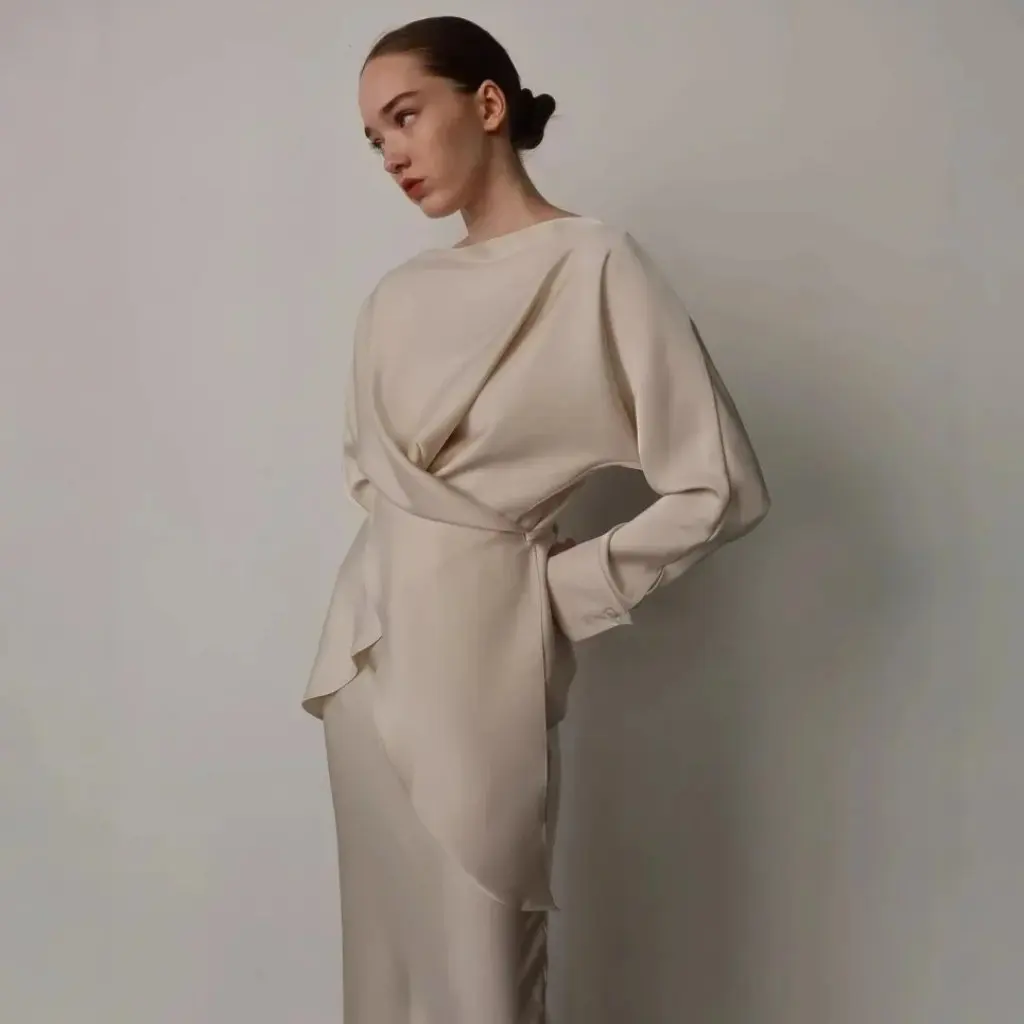 Элегантный атласный комплект из двух предметов для женщин, топ и юбка на шнуровке с длинными рукавами, независимая станция в европейском и американском стиле, новинка 
Элегантный атласный комплект из двух предметов для женщин, топ и юбка на шнуровке с длинными рукавами, независимая станция в европейском и американском стиле, новинка