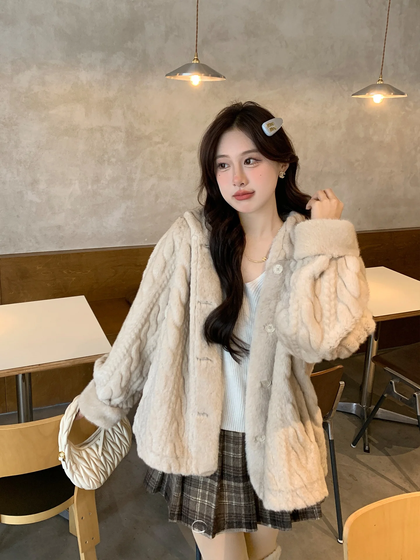 Утепленная меховая куртка больших размеров для женщин: Экологичная, с интегрированным кожаным и меховым капюшоном, зимняя, приталенная верхняя одежда
Утепленная меховая куртка больших размеров для женщин: Экологичная, с интегрированным кожаным и меховым капюшоном, зимняя, приталенная верхняя одежда