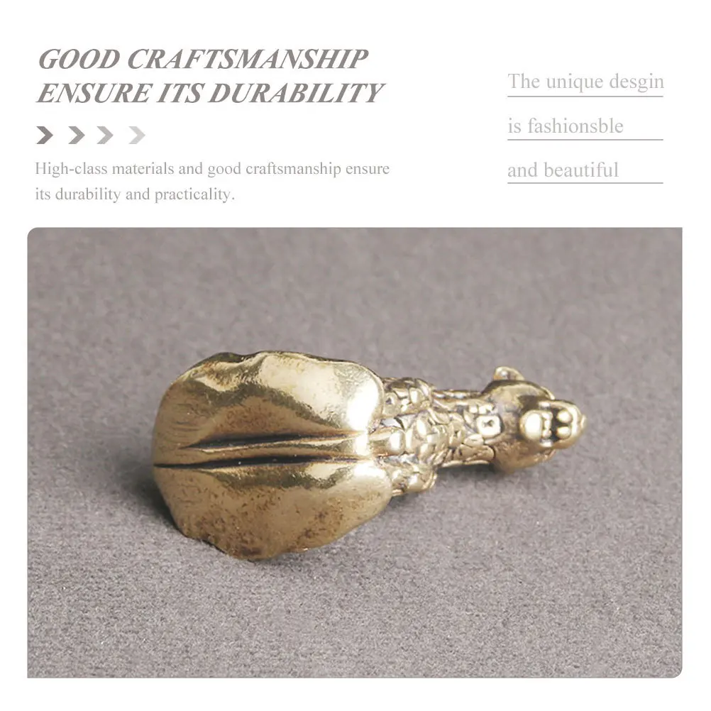 Retro Leopard Ornament Vintage Brass Statue Exquisite Desktop Decor Home Accessory Unique Gift for Friends Birthdays Festivals
Retro Leopard Ornament Vintage Brass Statue Exquisite Desktop Decor Home Accessory Unique Gift for Friends Birthdays Festivals