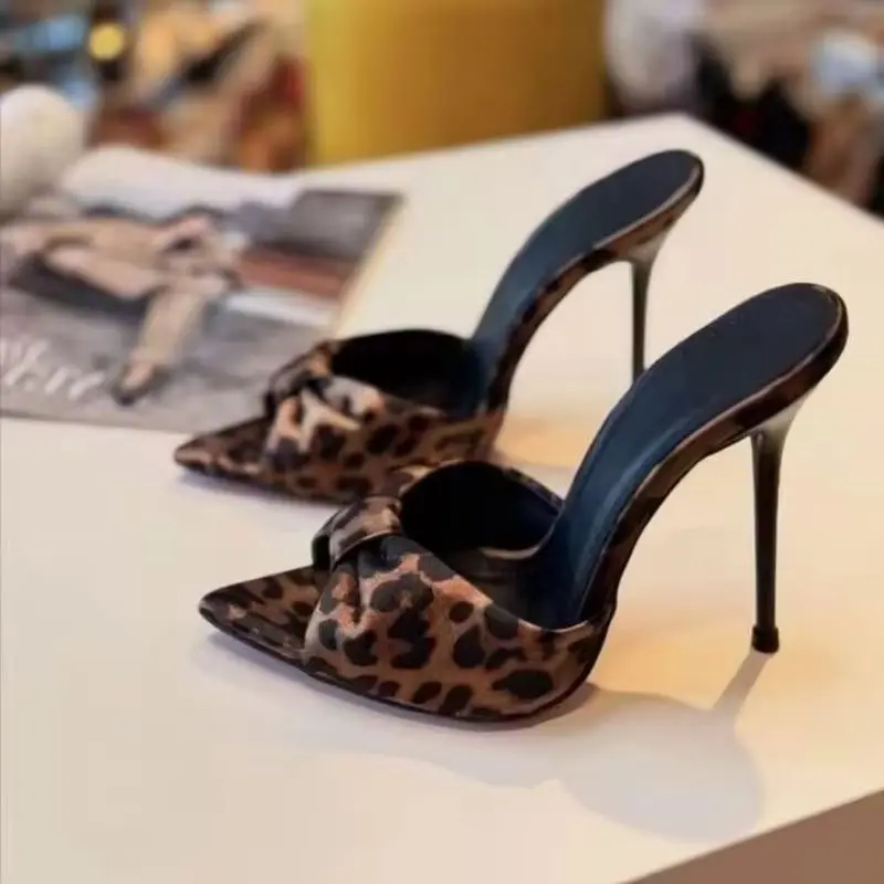 Arden Furtado Summer Leopard satin Peep toe Slippers Pointed toe pull-on Super high heel Sexy Word slippers Bowknot Mules
Arden Furtado Summer Leopard satin Peep toe Slippers Pointed toe pull-on Super high heel Sexy Word slippers Bowknot Mules