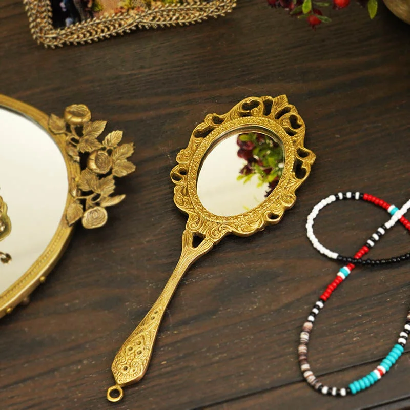 French Retro Mirror Pure Copper Carved Frame Room Decoration Mirror Brass Copper Handheld Prop Romantic Home Ornaments Gift
French Retro Mirror Pure Copper Carved Frame Room Decoration Mirror Brass Copper Handheld Prop Romantic Home Ornaments Gift