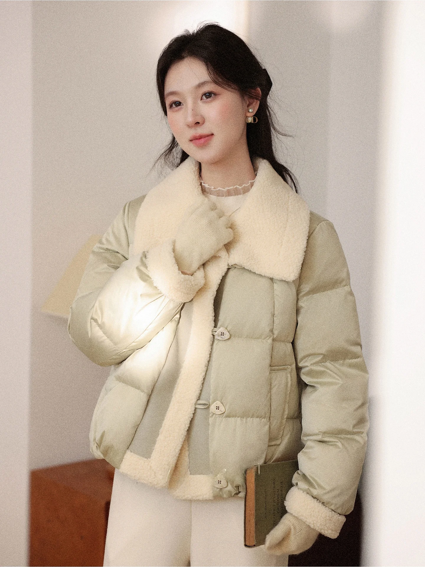 Теплая зеленая женская зимняя куртка-пуховик с воротником-стойкой, повседневная, объемного кроя, с наполнителем из 90% утиного пуха, с длинными рукавами, средней длины
Теплая зеленая женская зимняя куртка-пуховик с воротником-стойкой, повседневная, объемного кроя, с наполнителем из 90% утиного пуха, с длинными рукавами, средней длины