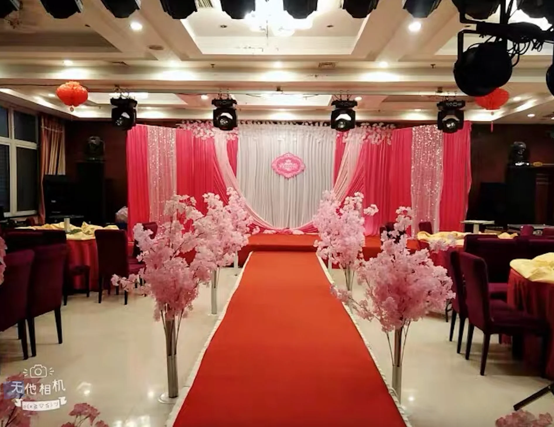 10X20FTWhite And Hot Pink Ice Silk Wedding Backdrop Curtain Stage Background Drape Photo Booth Banquet Event Church Decoration
10X20FTWhite And Hot Pink Ice Silk Wedding Backdrop Curtain Stage Background Drape Photo Booth Banquet Event Church Decoration