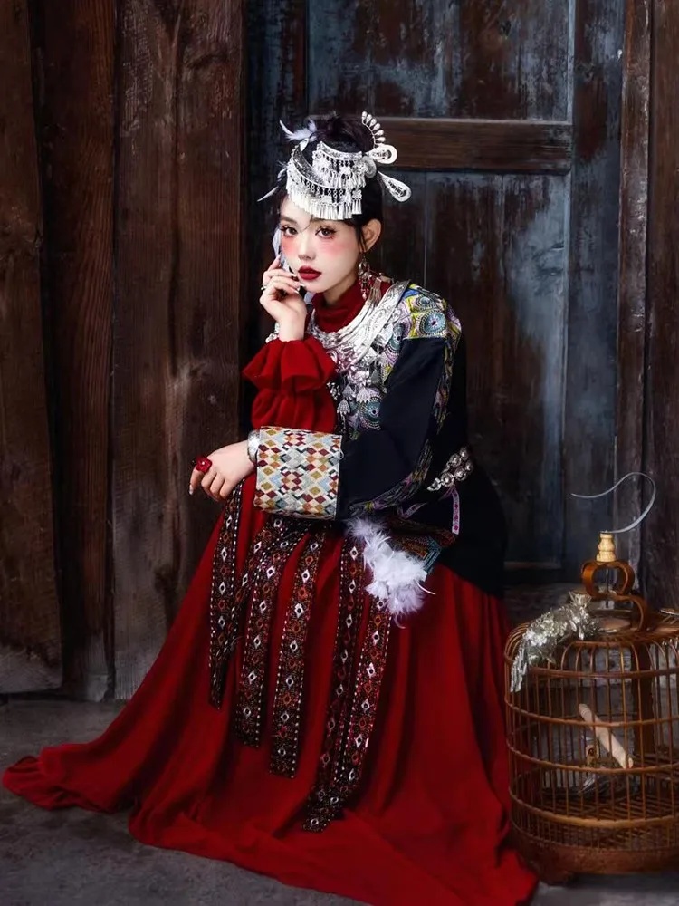 Полный комплект красных рубашек с длинными рукавами и длинной юбкой-лентой внутри фотографии в этническом стиле.
Полный комплект красных рубашек с длинными рукавами и длинной юбкой-лентой внутри фотографии в этническом стиле.