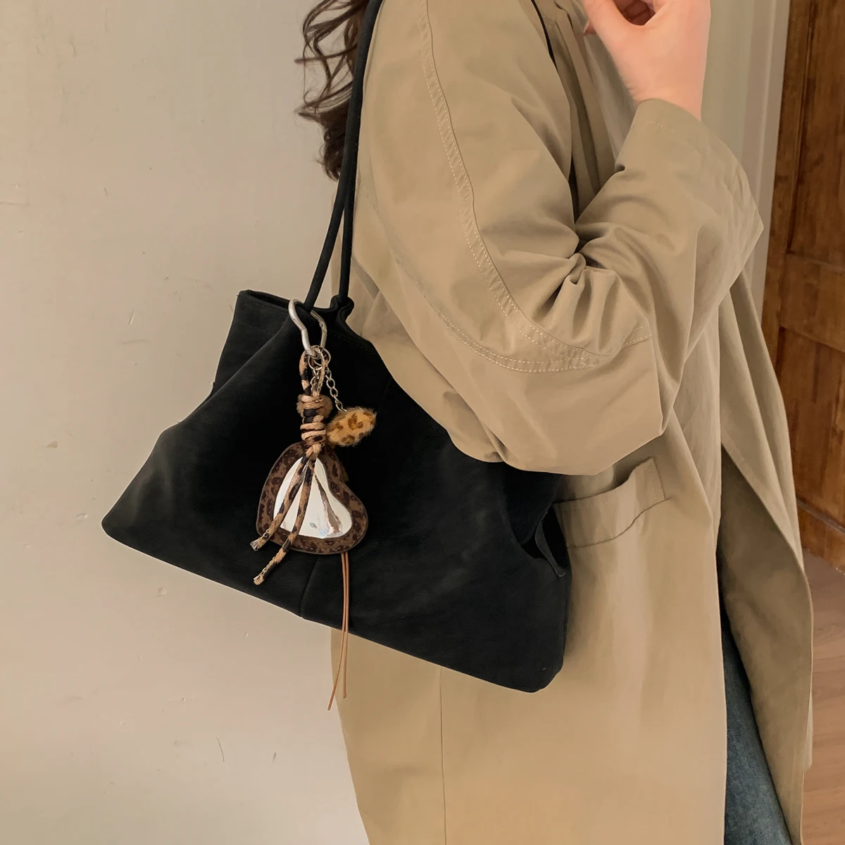 Elegant Women's Crossbody-Bag Crafted From Pond-Printed Leather Boasting Paris Vintage Daily Style
Elegant Women's Crossbody-Bag Crafted From Pond-Printed Leather Boasting Paris Vintage Daily Style