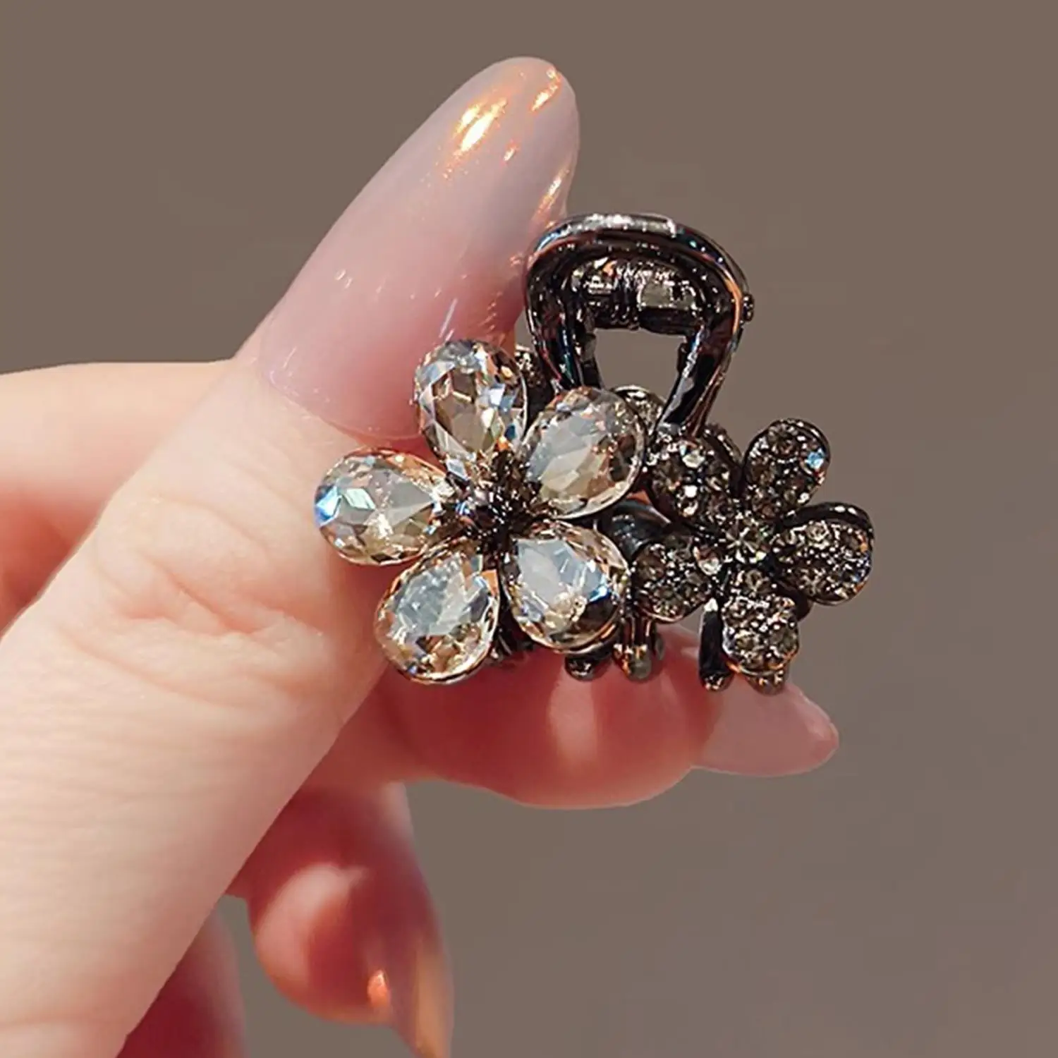 Crystal Flowers Shark Clip Small Premium Hair Clip Claw Clamp Disc Hair Clip Headwear Girls Women Hair Accessories
Crystal Flowers Shark Clip Small Premium Hair Clip Claw Clamp Disc Hair Clip Headwear Girls Women Hair Accessories