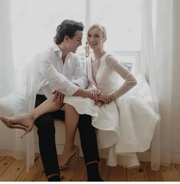 The New Line A Short Sparkling White Wedding Dress Sexy V-neck Long Sleeves Customized For Women's Backless Bridal Party Dress
The New Line A Short Sparkling White Wedding Dress Sexy V-neck Long Sleeves Customized For Women's Backless Bridal Party Dress