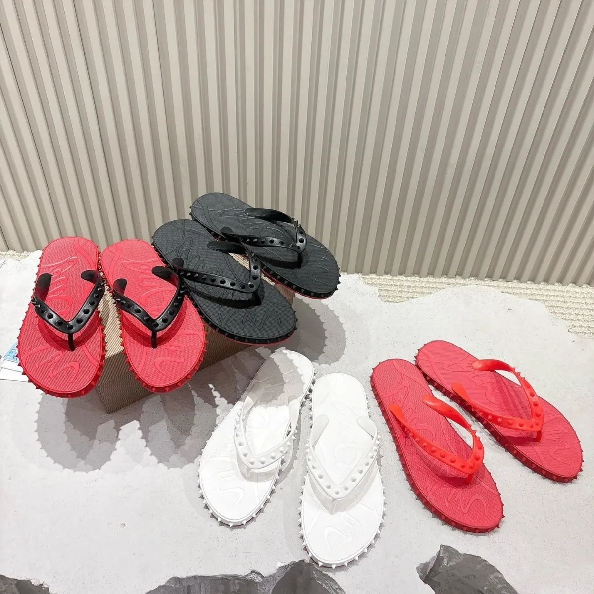 Men Red Sole Rivet Anti Slip Flat Flip Flops Beach Outdoor Casual Couple Fashion Comfortable Durable Summer Footwear
Men Red Sole Rivet Anti Slip Flat Flip Flops Beach Outdoor Casual Couple Fashion Comfortable Durable Summer Footwear
