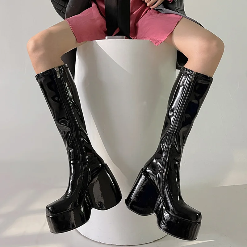 Arden Furtado 2024 Autumn Patent Leather Wedges Knee high boots Square toe Platform Side zipper Super high heel Modern boots
Arden Furtado 2024 Autumn Patent Leather Wedges Knee high boots Square toe Platform Side zipper Super high heel Modern boots