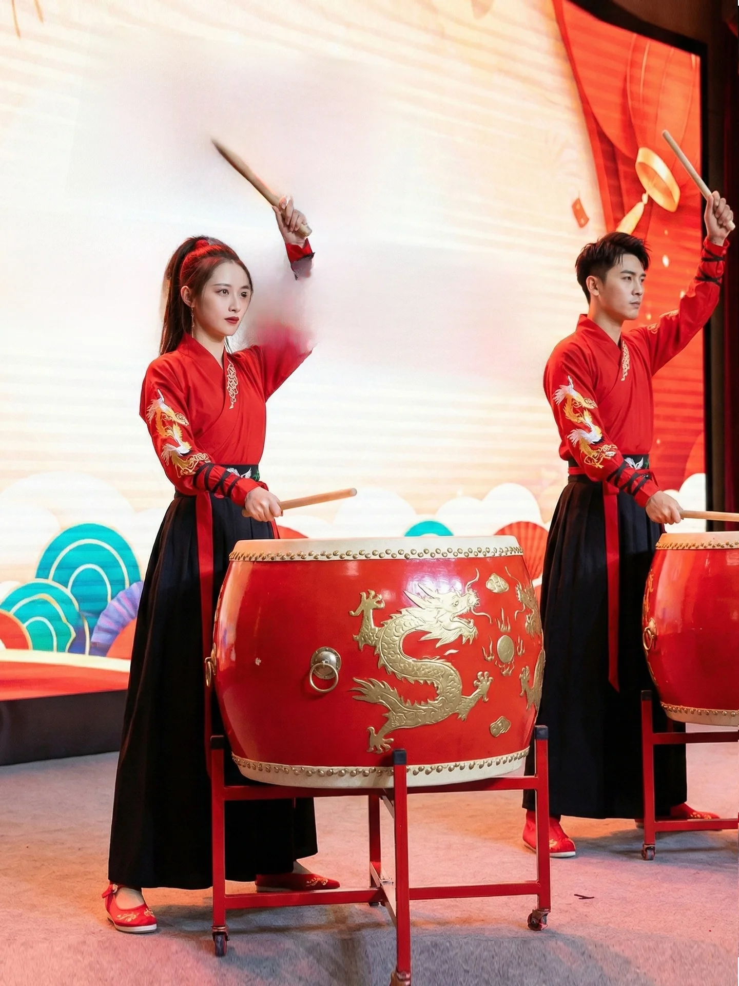 2026 New Adult Wind Snow Dragon Roar Drumming Dance Performance Costume Men Women Big Drum Encouragement Red Stage Ethnic Wear
2026 New Adult Wind Snow Dragon Roar Drumming Dance Performance Costume Men Women Big Drum Encouragement Red Stage Ethnic Wear