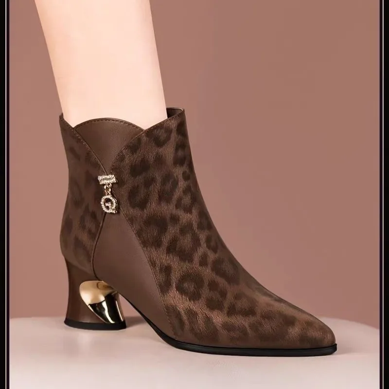 New Suede Leopard Print European and American Style Side Zipper High-heeled Short-top Women's Boots for Autumn and Winter 2026
New Suede Leopard Print European and American Style Side Zipper High-heeled Short-top Women's Boots for Autumn and Winter 2026