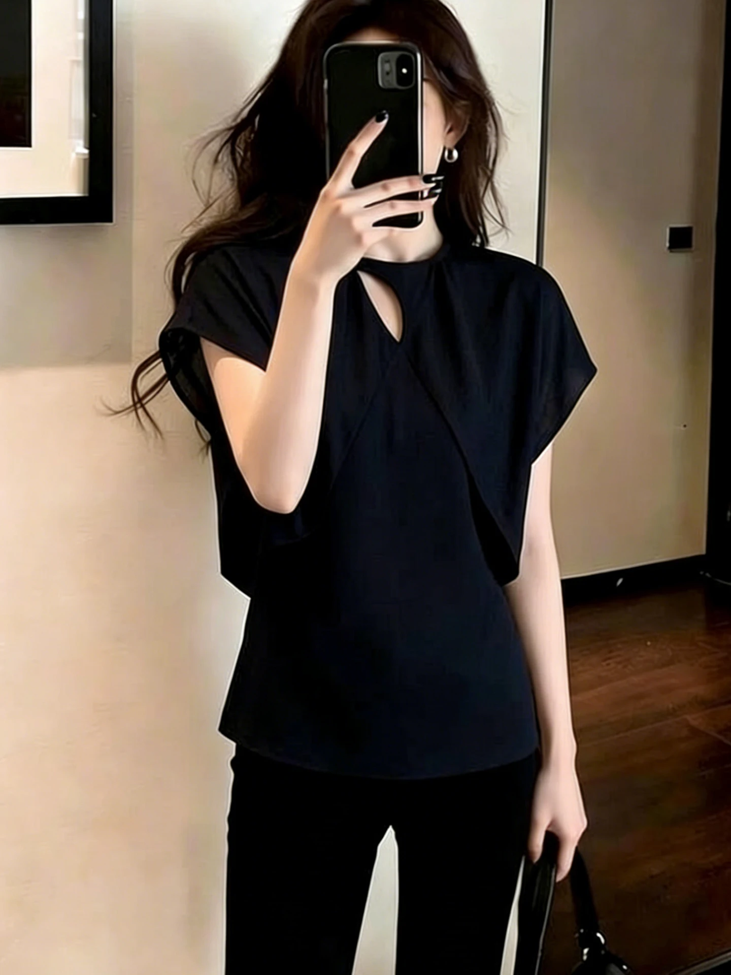 Slimming Summer Short Sleeve Shirt Women's Fashionable Minimalist Design Korean Style Commute Straight Cut Silk Top
Slimming Summer Short Sleeve Shirt Women's Fashionable Minimalist Design Korean Style Commute Straight Cut Silk Top