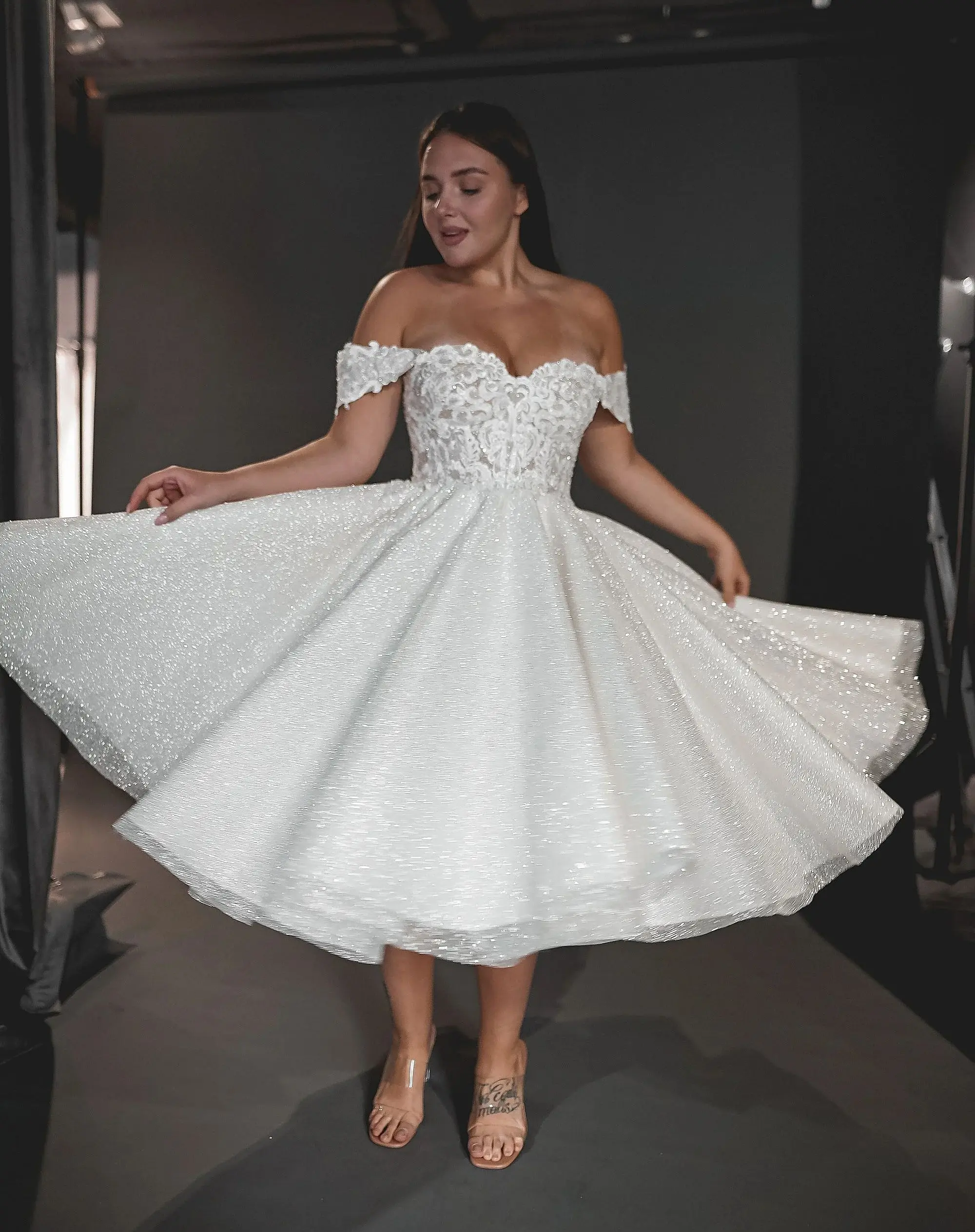 Shiny Off the Shoulder Wedding Dresses Tulle Sweetheart Lace Appliques Glitter Ruffles Evening Dress Customized Brides Gowns
Shiny Off the Shoulder Wedding Dresses Tulle Sweetheart Lace Appliques Glitter Ruffles Evening Dress Customized Brides Gowns