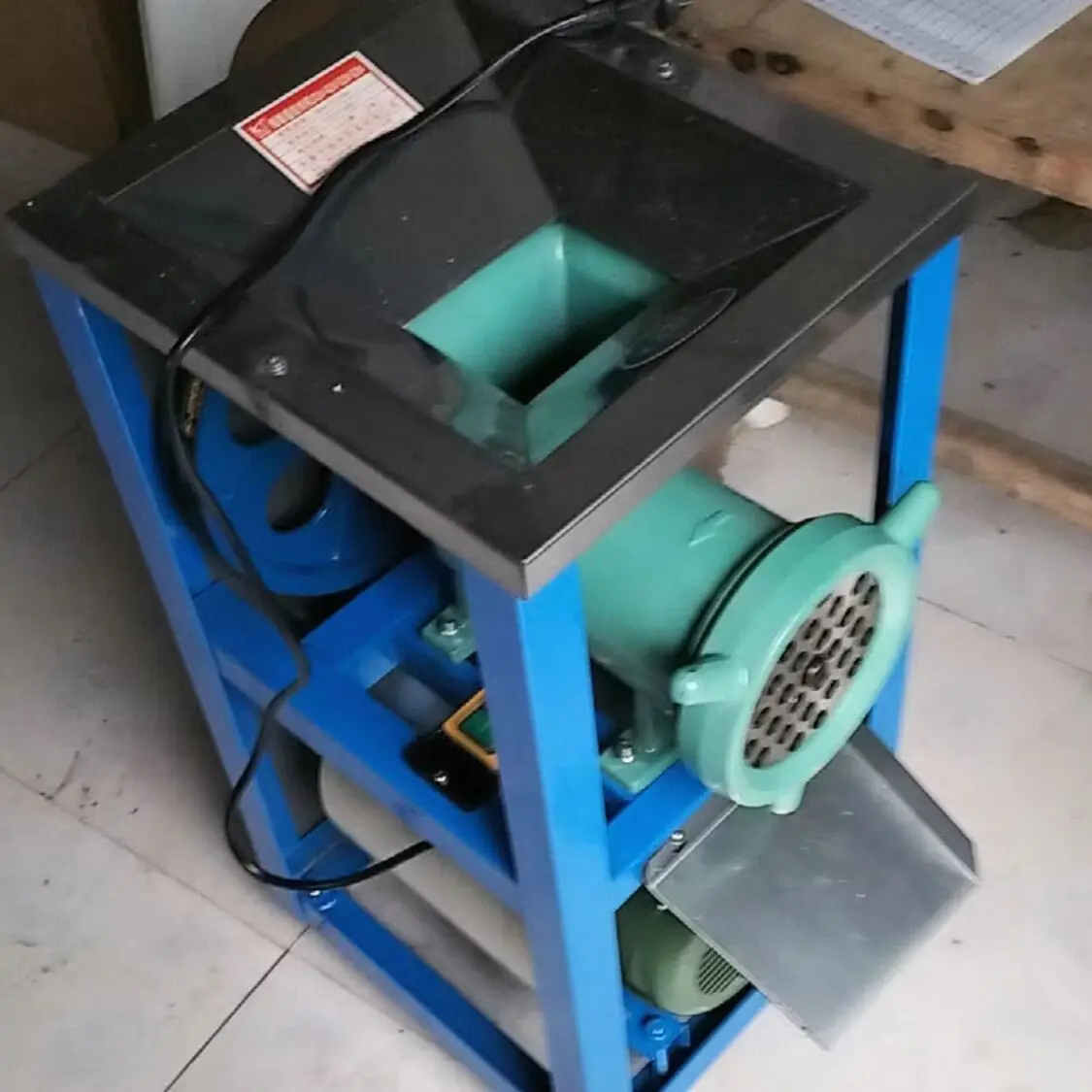 Промышленная электрическая мясорубка для измельчения мяса, электрическая мясорубка для куриных костей, машина для измельчения мяса для животноводческих ферм 42
Промышленная электрическая мясорубка для измельчения мяса, электрическая мясорубка для куриных костей, машина для измельчения мяса для животноводческих ферм 42