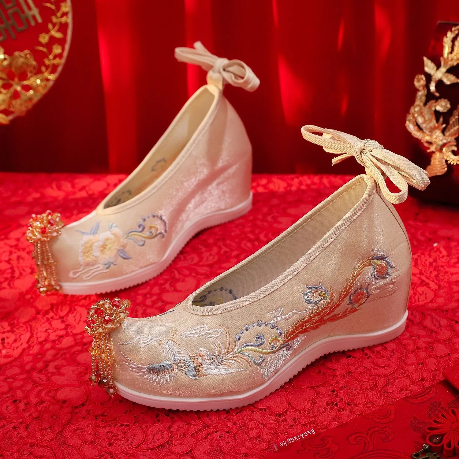 Xiuhe Shoes for Han Chinese Clothing Pearl Wedding Embroidered Ancient Style
Xiuhe Shoes for Han Chinese Clothing Pearl Wedding Embroidered Ancient Style
