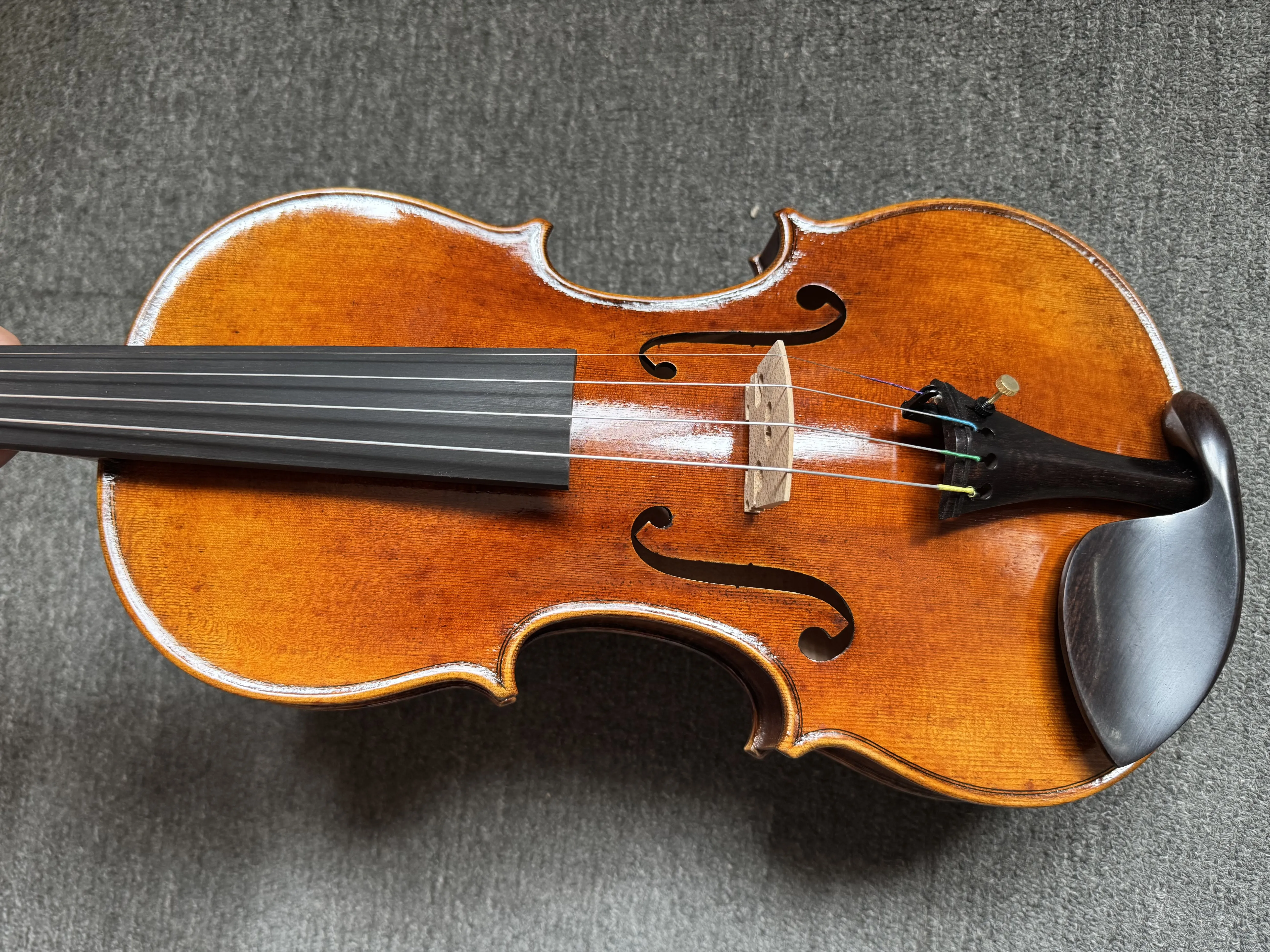 4/4 High quality Italian handmade violin, spruce panel, maple backboard and side panel, with strings and box, in stock
4/4 High quality Italian handmade violin, spruce panel, maple backboard and side panel, with strings and box, in stock