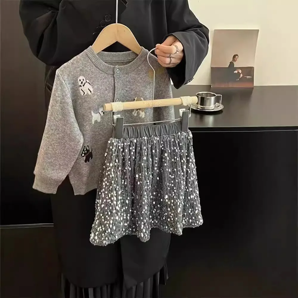 children's clothing 2024 autumn new Korean version of girls and puppies knitted cardigan + sequined skirt two pieces sets
children's clothing 2024 autumn new Korean version of girls and puppies knitted cardigan + sequined skirt two pieces sets
