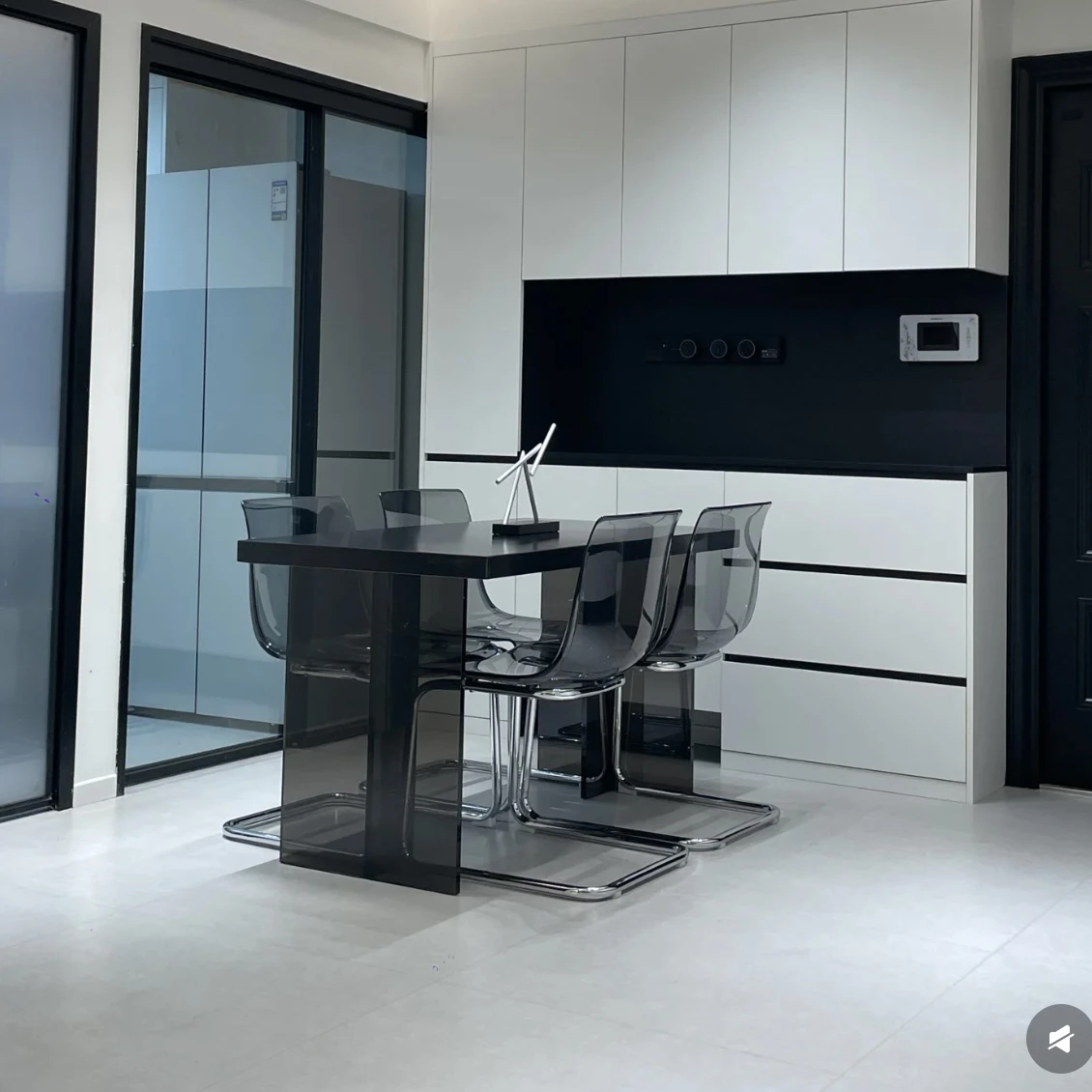 Simple and transparent suspended dining table and chairs, rectangular household hanging under the rock slab
Simple and transparent suspended dining table and chairs, rectangular household hanging under the rock slab