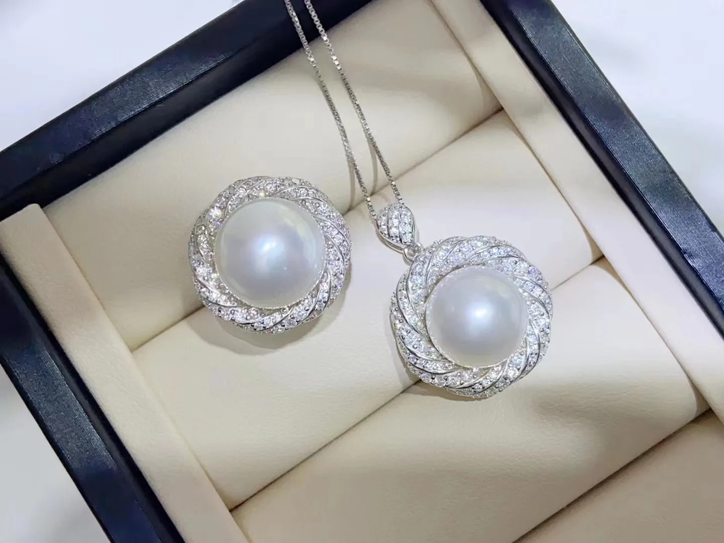 New Pearl AAAAA 12-13mm Natural South Sea Round Pearl Pendant 18 inches+Open Ring 925s
New Pearl AAAAA 12-13mm Natural South Sea Round Pearl Pendant 18 inches+Open Ring 925s