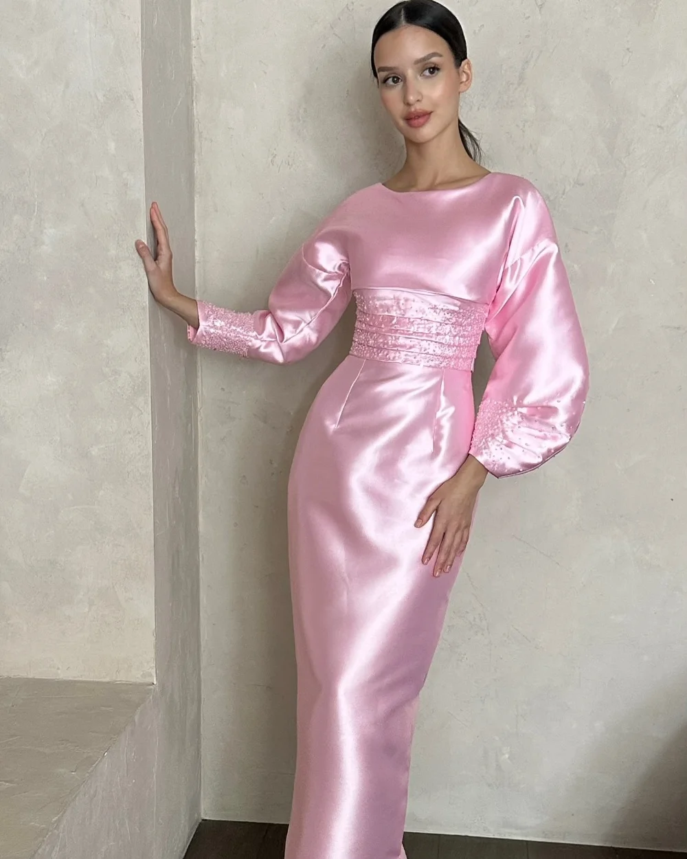 Customized Modern Style Exquisite Charmeuse Rhinestone Ruched Straight O-Neck Long Dresses Bespoke Occasion Dresses High Quality
Customized Modern Style Exquisite Charmeuse Rhinestone Ruched Straight O-Neck Long Dresses Bespoke Occasion Dresses High Quality