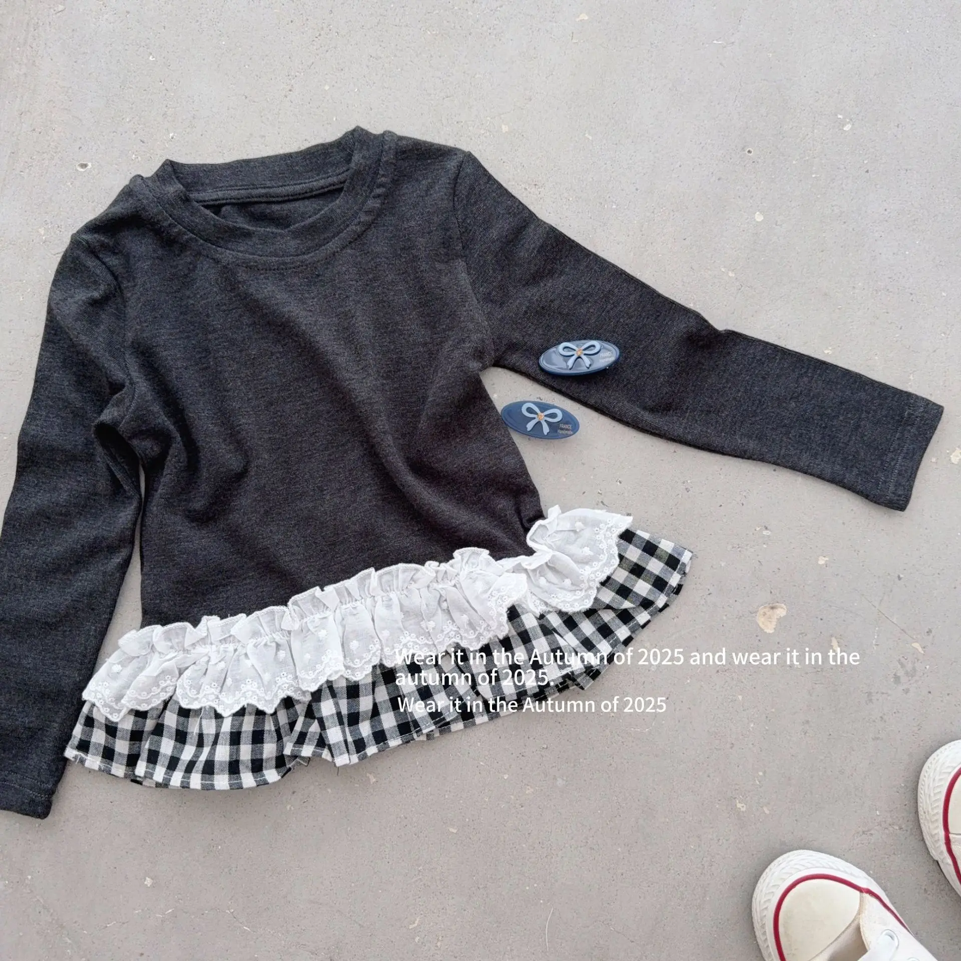 Корейская детская одежда, осенняя нижняя рубашка для девочек, новинка 2025, кружевная свободная футболка с длинными рукавами в иностранном стиле для маленьких девочек
Корейская детская одежда, осенняя нижняя рубашка для девочек, новинка 2025, кружевная свободная футболка с длинными рукавами в иностранном стиле для маленьких девочек