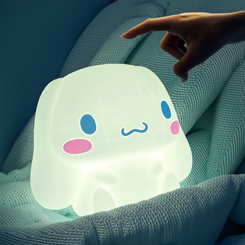 Sanrio Cinnamoroll светодиодная Ночная лампа, милая мультяшная Ночная лампа с животными, декоративная лампа для спальни, гостиной, куклы, подарки
Sanrio Cinnamoroll светодиодная Ночная лампа, милая мультяшная Ночная лампа с животными, декоративная лампа для спальни, гостиной, куклы, подарки