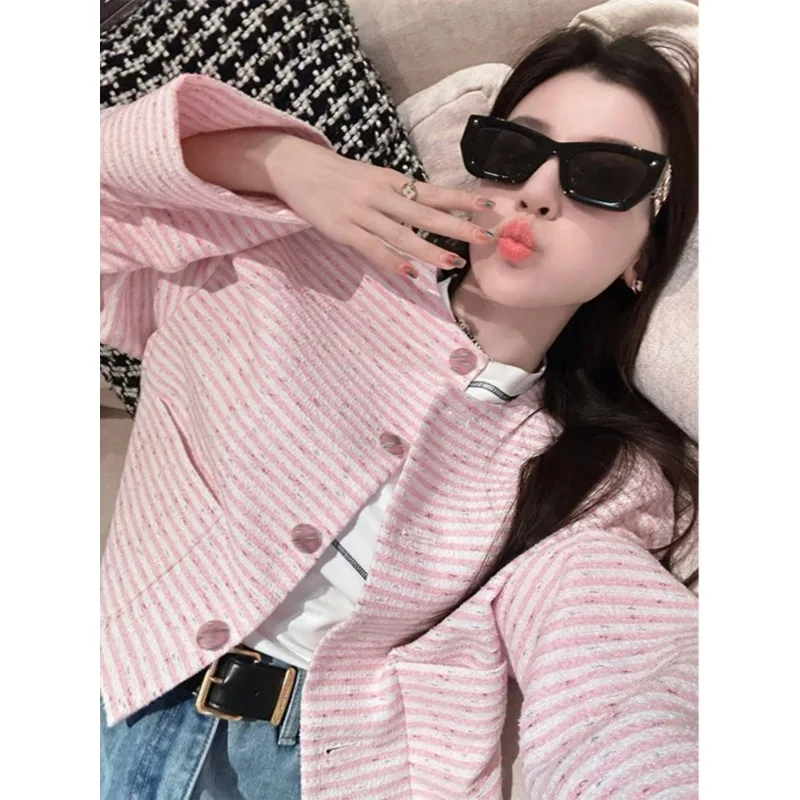 Pink and White Striped Top Cardigan 2025 Early Autumn High-end Temperament Round Neck Small Fragrant Style Short Jacket
Pink and White Striped Top Cardigan 2025 Early Autumn High-end Temperament Round Neck Small Fragrant Style Short Jacket