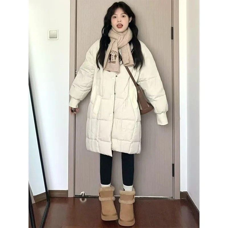 Корейская женская пуховая хлопковая одежда с круглым вырезом, новинка зимы 2025 года, утепленная студенческая куртка выше колена на хлопковой подкладке
Корейская женская пуховая хлопковая одежда с круглым вырезом, новинка зимы 2025 года, утепленная студенческая куртка выше колена на хлопковой подкладке