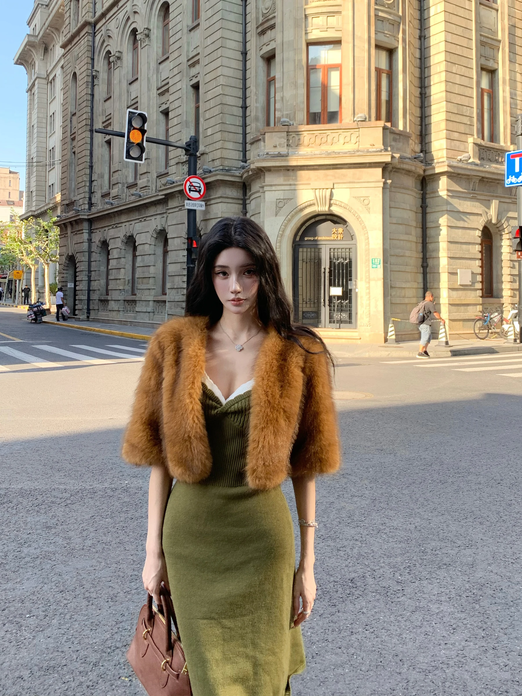 Женская зимняя шуба Barb Chill Brown из искусственного меха, новая, приталенная, пушистая, теплая, из полиэфирного волокна, в стиле Rich Girl Fashion
Женская зимняя шуба Barb Chill Brown из искусственного меха, новая, приталенная, пушистая, теплая, из полиэфирного волокна, в стиле Rich Girl Fashion