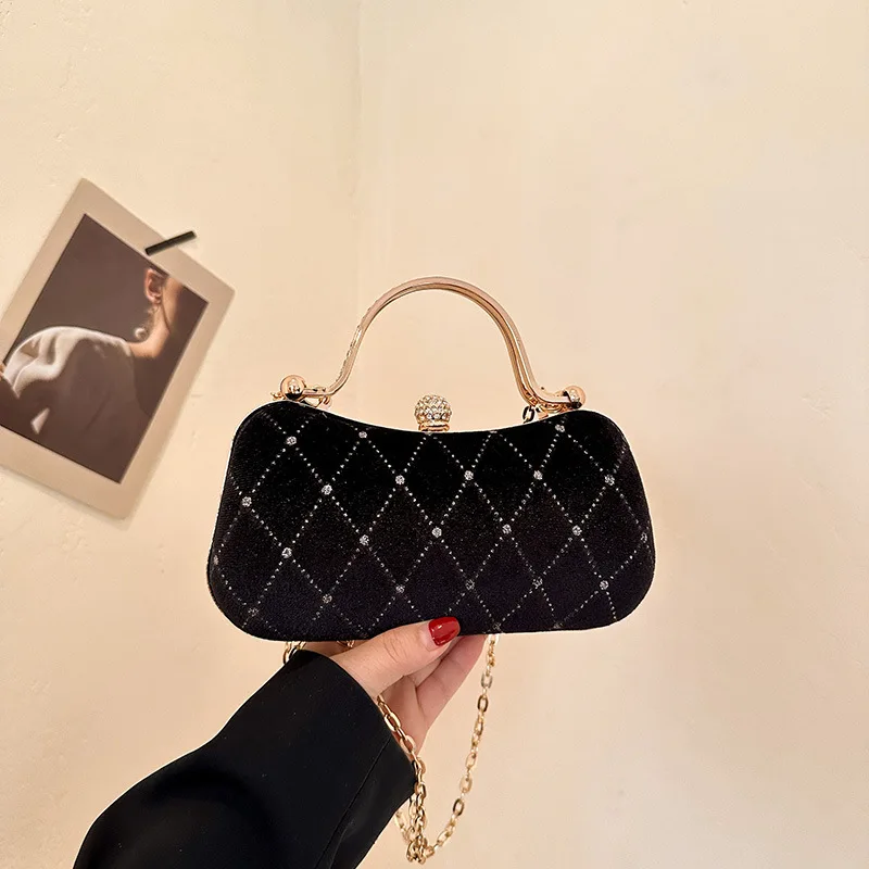 Wholesale popular velvet women's shoulder bag Christmas party handbag shoulder bag
Wholesale popular velvet women's shoulder bag Christmas party handbag shoulder bag