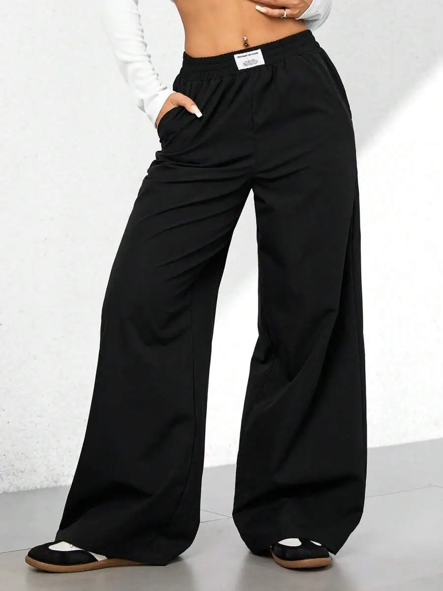 Женские черные широкие брюки свободного кроя с эластичной талией
Женские черные широкие брюки свободного кроя с эластичной талией