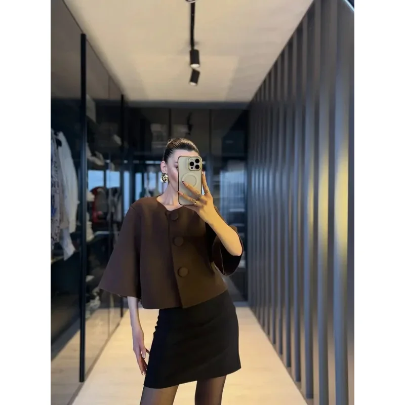 Elegant Knit Cardigan Women Fashion Sleeve Round Neck Big Button Loose White Coat Fall Office Fashion Lady Minimalist Outfit
Elegant Knit Cardigan Women Fashion Sleeve Round Neck Big Button Loose White Coat Fall Office Fashion Lady Minimalist Outfit