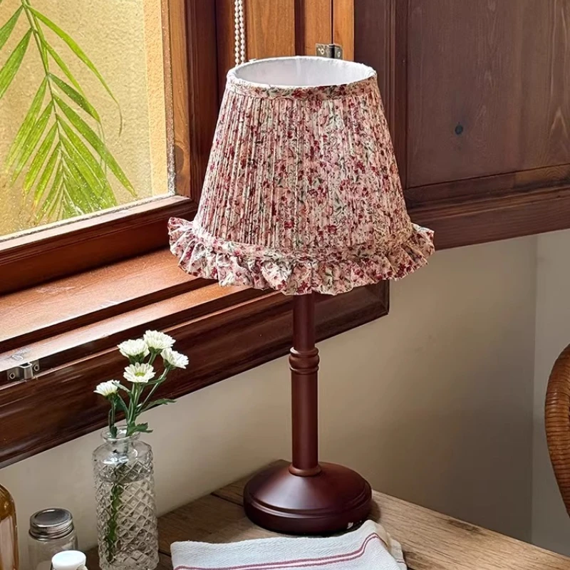 Solid Wood Retro Bedside Table Lamps LED Bedroom Living Room Restaurant Study Desktop French Floral Fabric Romantic Desk Lights
Solid Wood Retro Bedside Table Lamps LED Bedroom Living Room Restaurant Study Desktop French Floral Fabric Romantic Desk Lights