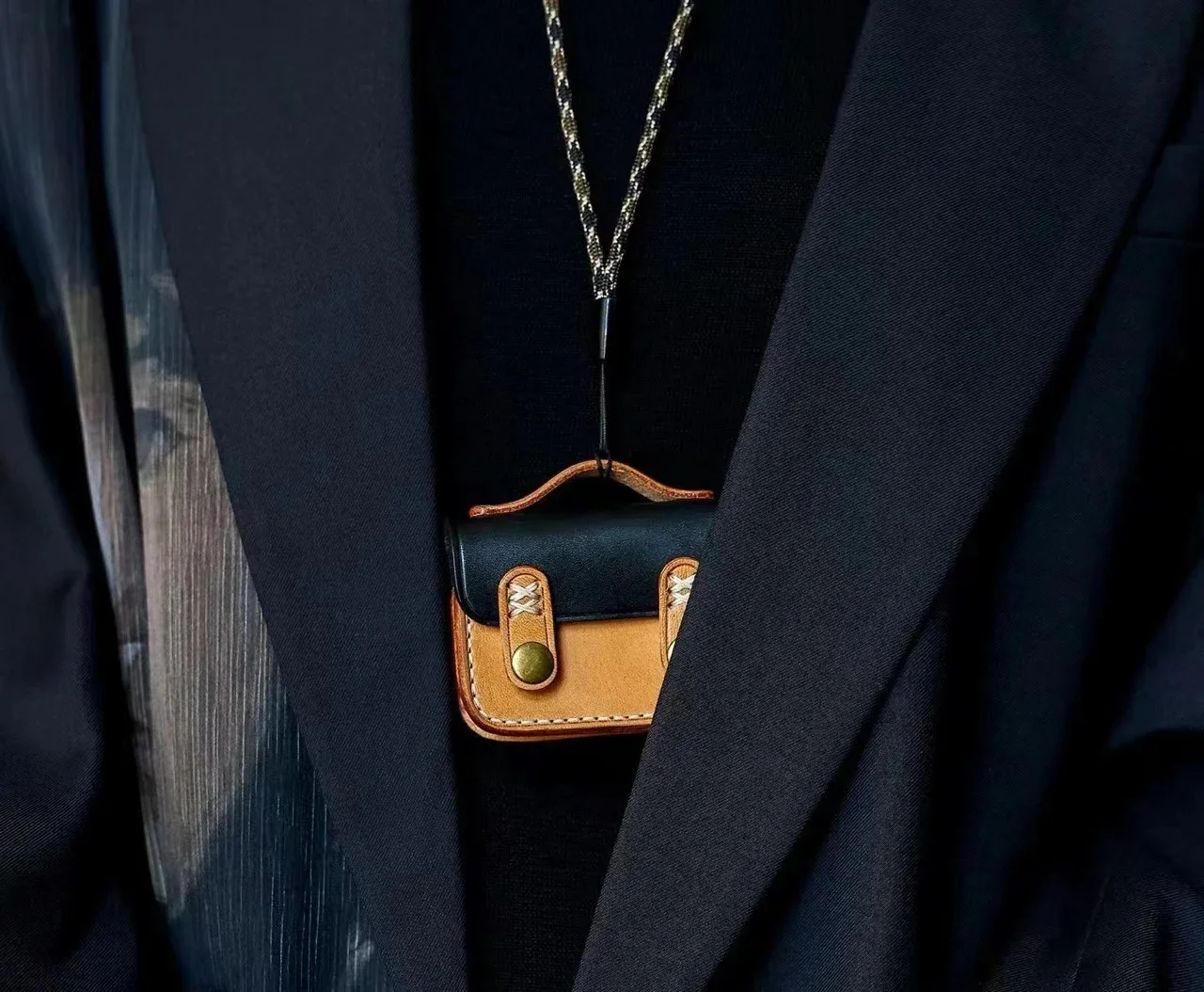 First layer cowhide earphone bag, retro handmade mini bag, pendant with charging port, earphone bag, Apple earphone bag.
First layer cowhide earphone bag, retro handmade mini bag, pendant with charging port, earphone bag, Apple earphone bag.