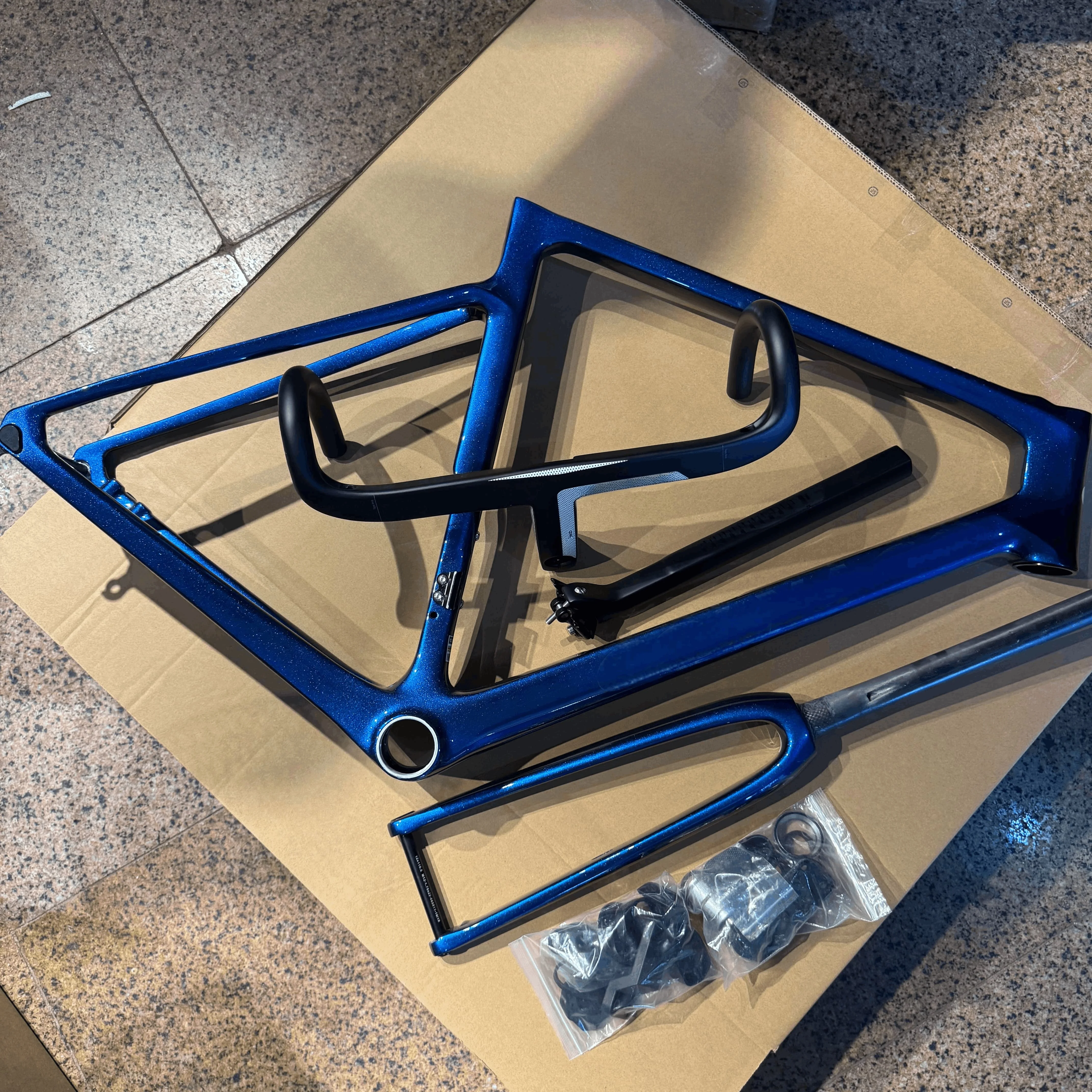 There Is a Logo, Fully Hidden Carbon Fiber Road Bike V4Rs Bicycle Frame with Thru-Axle, 700C Disc Brakes
There Is a Logo, Fully Hidden Carbon Fiber Road Bike V4Rs Bicycle Frame with Thru-Axle, 700C Disc Brakes