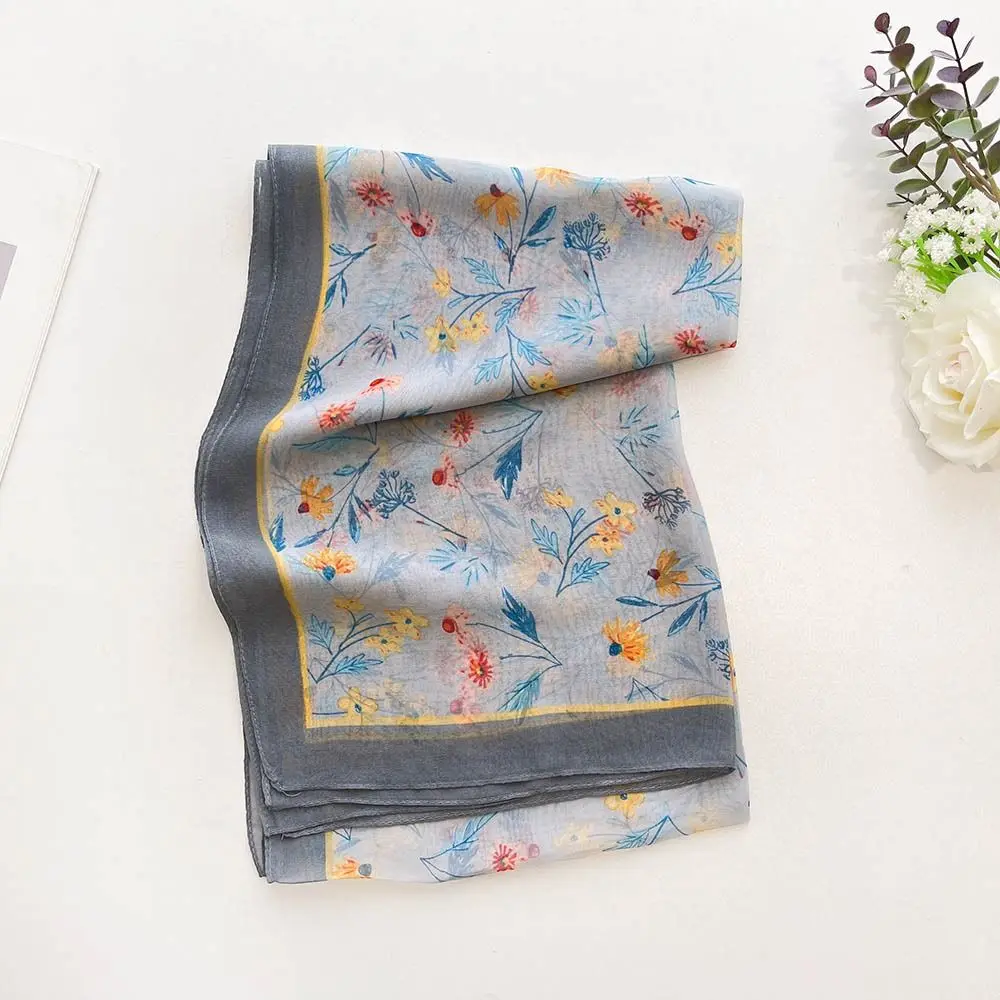 Durable Floral Print Silk Scarf Breathable Sun-Resistant Beach Shawl Smooth Silk Bandana for Women
Durable Floral Print Silk Scarf Breathable Sun-Resistant Beach Shawl Smooth Silk Bandana for Women