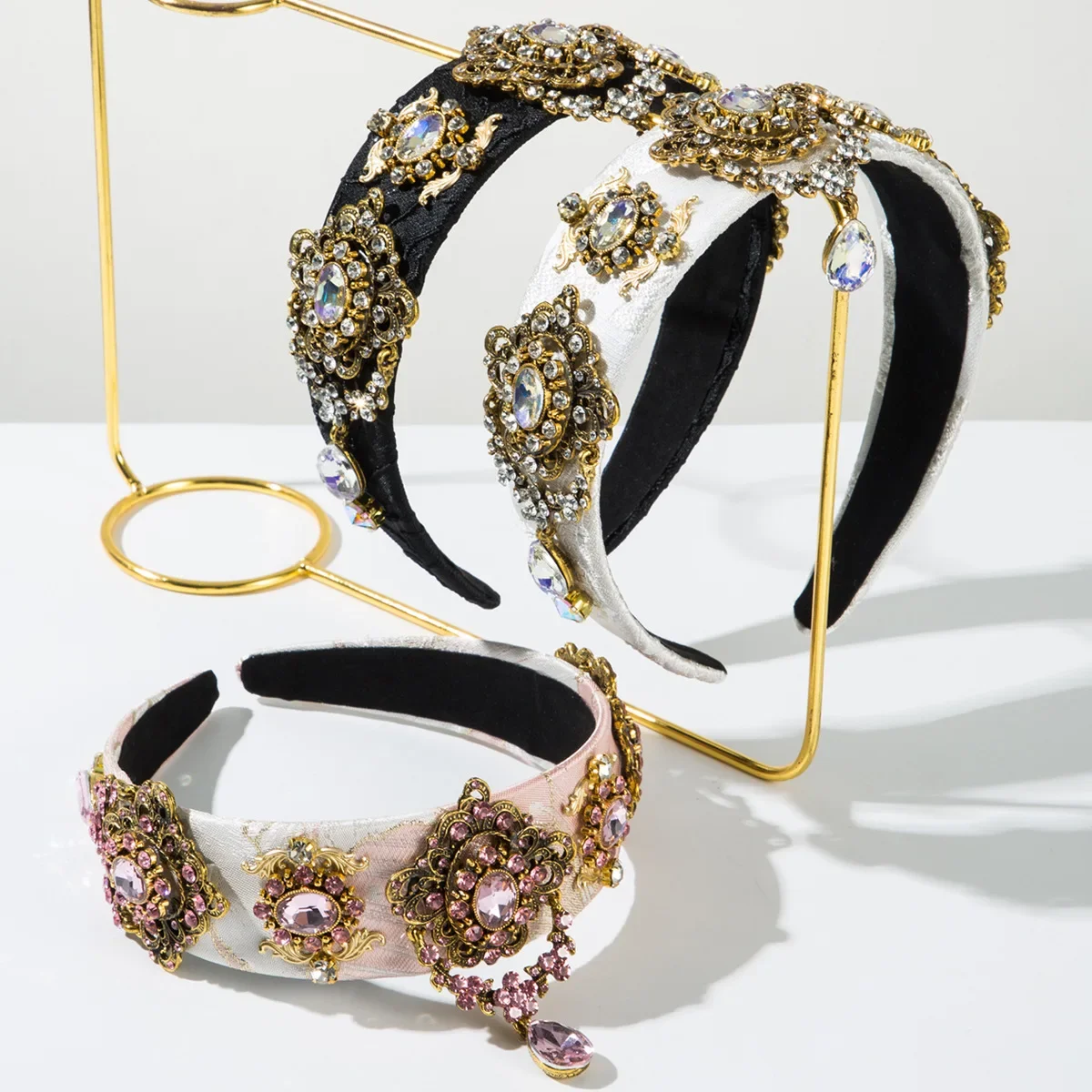 Trendy Court Style Retro Embroidered Rhinestone Headband Water Drop Pendant Party Luxury Hair Accessories for Women
Trendy Court Style Retro Embroidered Rhinestone Headband Water Drop Pendant Party Luxury Hair Accessories for Women