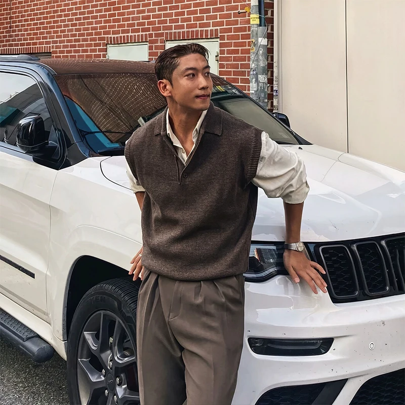 New Korean Fashion Polo Neck Men Sweater Vest Light Luxury Retro Business Knitted Sleeveless Waistcoats Leisure Premium Knitwear
New Korean Fashion Polo Neck Men Sweater Vest Light Luxury Retro Business Knitted Sleeveless Waistcoats Leisure Premium Knitwear