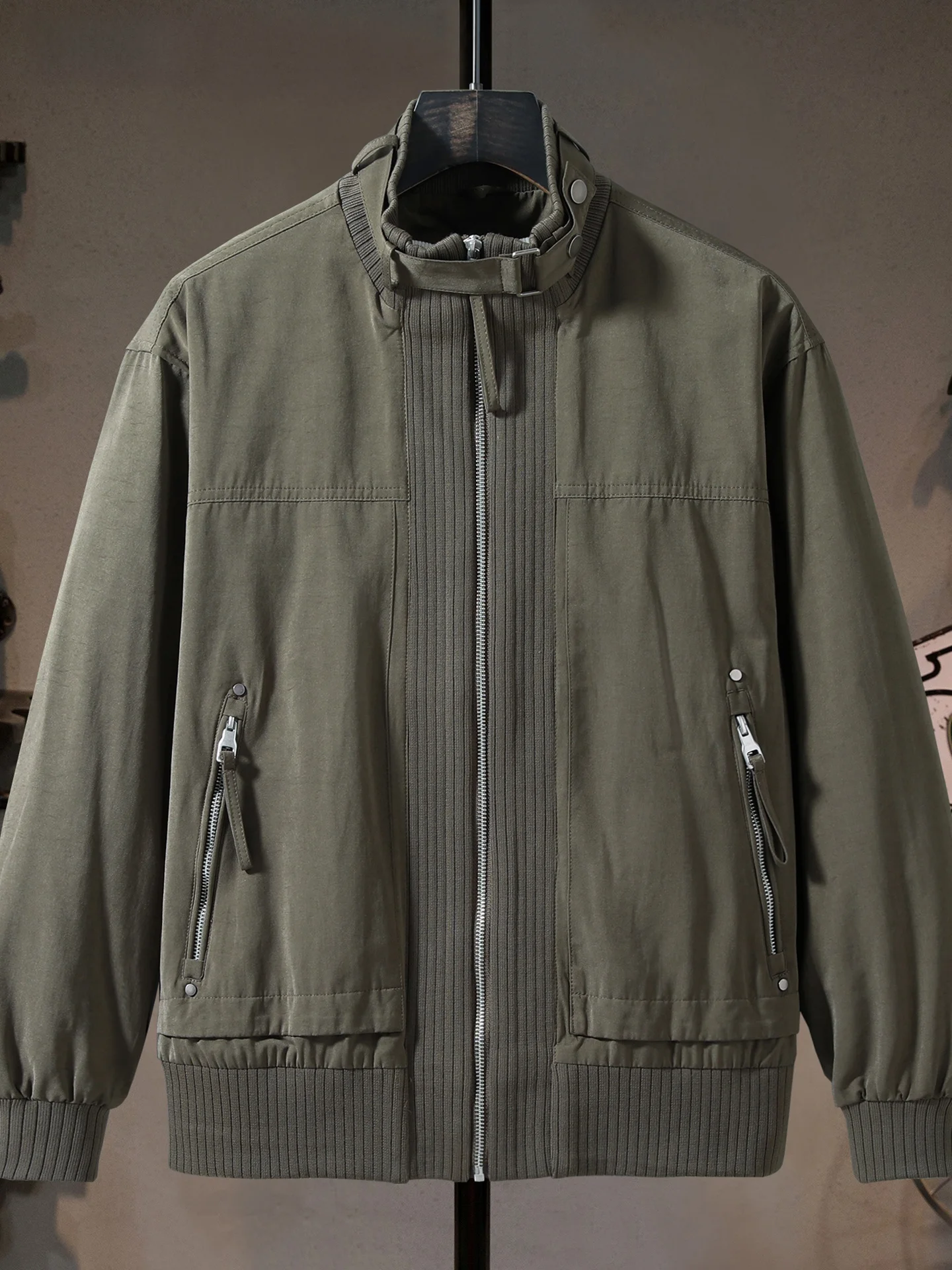 Мужская куртка American Sle Outdoor свободного кроя с воротником-стойкой, рабочая одежда, пилотская куртка, с декоративной молнией, ветрозащитная, из полиэстера и хлопка
Мужская куртка American Sle Outdoor свободного кроя с воротником-стойкой, рабочая одежда, пилотская куртка, с декоративной молнией, ветрозащитная, из полиэстера и хлопка