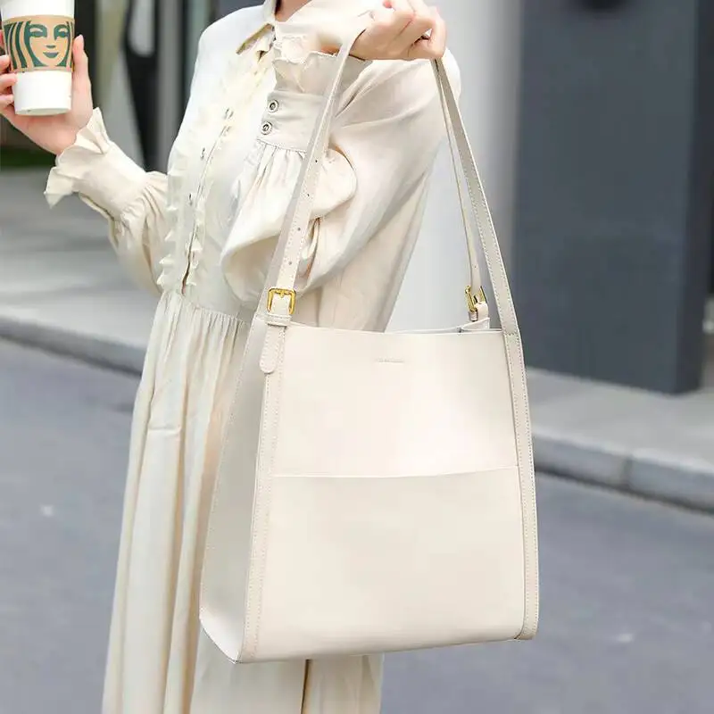 Women's Genuine Leather Shoulder Bag Luxury Designer Magnetic Buckle Tote Bucket Handbag New High Quality
Women's Genuine Leather Shoulder Bag Luxury Designer Magnetic Buckle Tote Bucket Handbag New High Quality