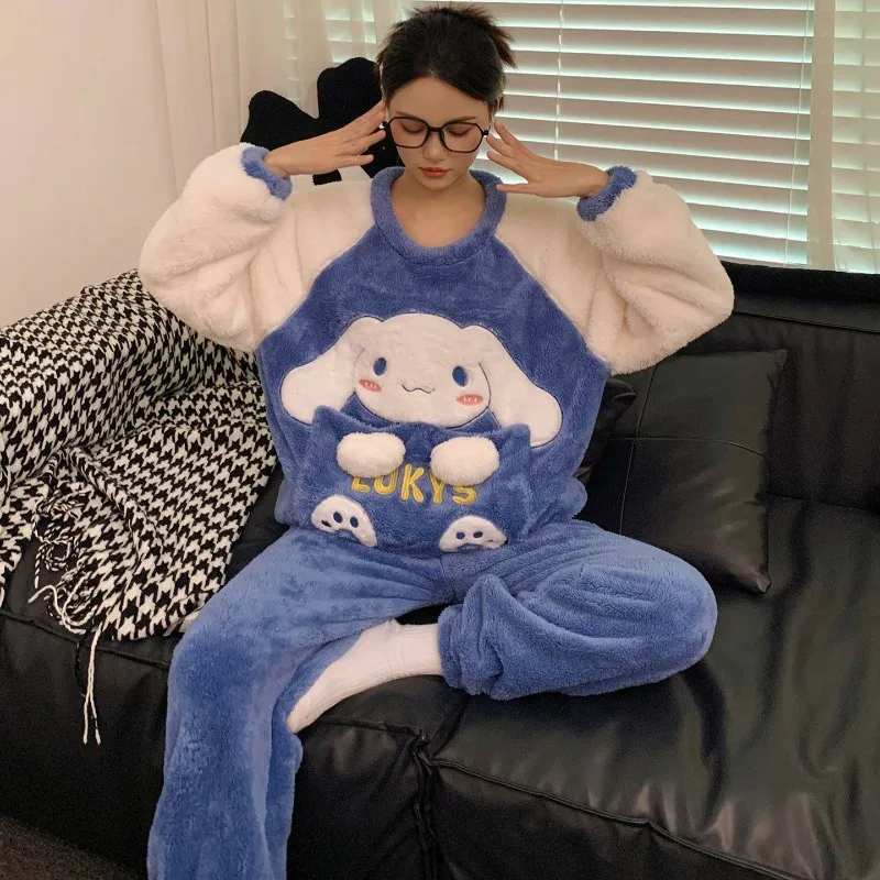 Пижамы Kuromi для девочек, зимние бархатные утолщенные теплые коралловые бархатные плюшевые пижамы с героями мультфильмов Cinnamoroll, которые можно носить вне домашней одежды
Пижамы Kuromi для девочек, зимние бархатные утолщенные теплые коралловые бархатные плюшевые пижамы с героями мультфильмов Cinnamoroll, которые можно носить вне домашней одежды