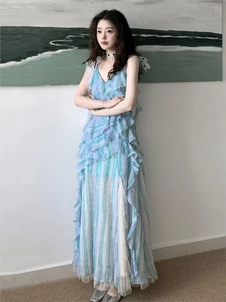 A new stylish blue halter top dress with unique design sense for people and sleeveless long skirt
A new stylish blue halter top dress with unique design sense for people and sleeveless long skirt