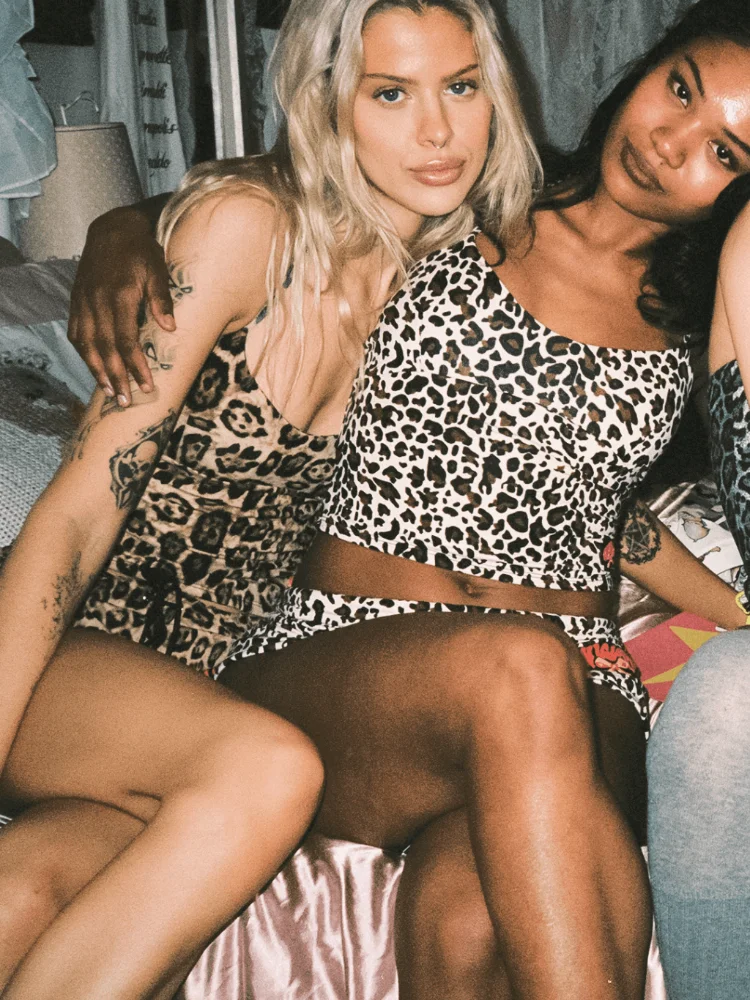 Sexy Summer Women 2 Piece Set Leopard Print Spaghetti Strap Camisole+Drawstring Shorts Bandage Halter Sleeveless Backle
Sexy Summer Women 2 Piece Set Leopard Print Spaghetti Strap Camisole+Drawstring Shorts Bandage Halter Sleeveless Backle