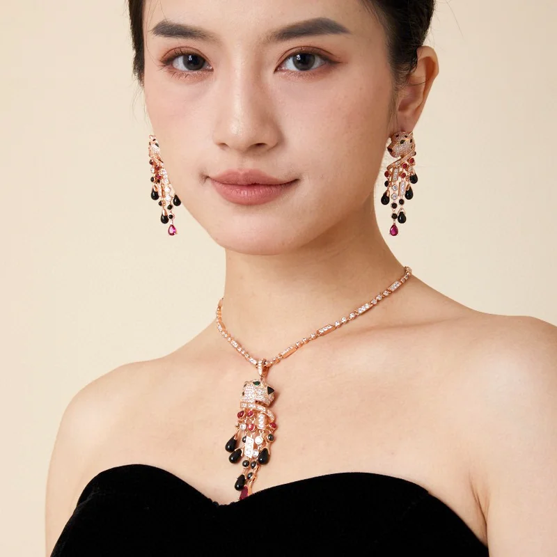 Дизайнерские коллекционные Стильные Ювелирные наборы на заказ, ожерелье и серьги из золота с зелеными глазами и леопардовым покрытием с кисточками из циркония
Дизайнерские коллекционные Стильные Ювелирные наборы на заказ, ожерелье и серьги из золота с зелеными глазами и леопардовым покрытием с кисточками из циркония