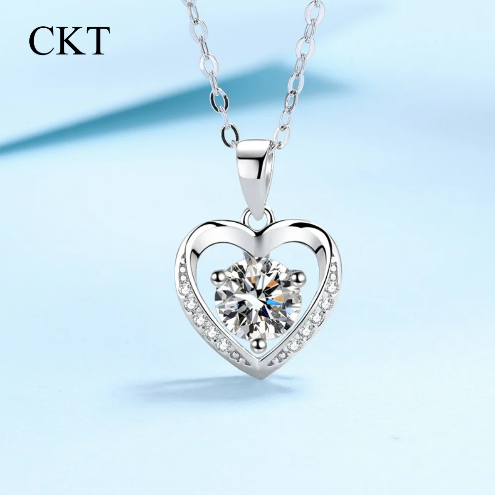 CKT D Color 1/2ct Moissanite Necklace Eternal Heart Pendant Clavicle Chain 18K Gold Inlaid Diamond Platinum PT950 Imprint
CKT D Color 1/2ct Moissanite Necklace Eternal Heart Pendant Clavicle Chain 18K Gold Inlaid Diamond Platinum PT950 Imprint