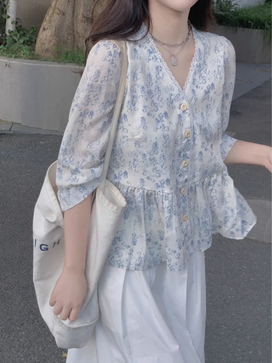 2026 New Summer Elegant Doll Shirt Women's Mid-Sleeve Blue Floral Print High-End Casual Shirt V-Neck Button-Up Loose Fit
2026 New Summer Elegant Doll Shirt Women's Mid-Sleeve Blue Floral Print High-End Casual Shirt V-Neck Button-Up Loose Fit
