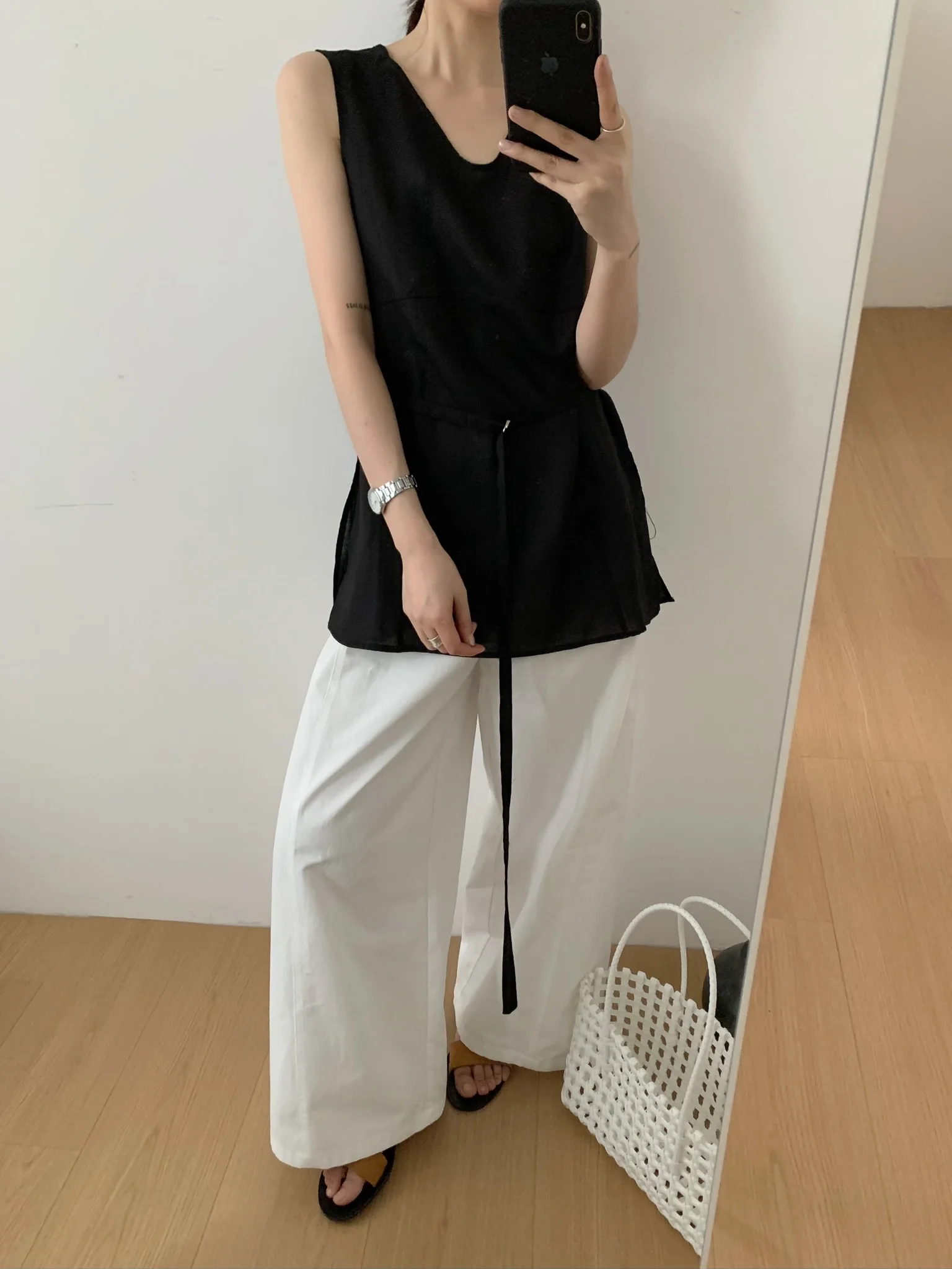 Elegant Textured Waist-Cinching V-Neck Sleeveless Vest LA9001 Women's Fashion Summer Loose Fit Mid-Length Other Material Blend
Elegant Textured Waist-Cinching V-Neck Sleeveless Vest LA9001 Women's Fashion Summer Loose Fit Mid-Length Other Material Blend