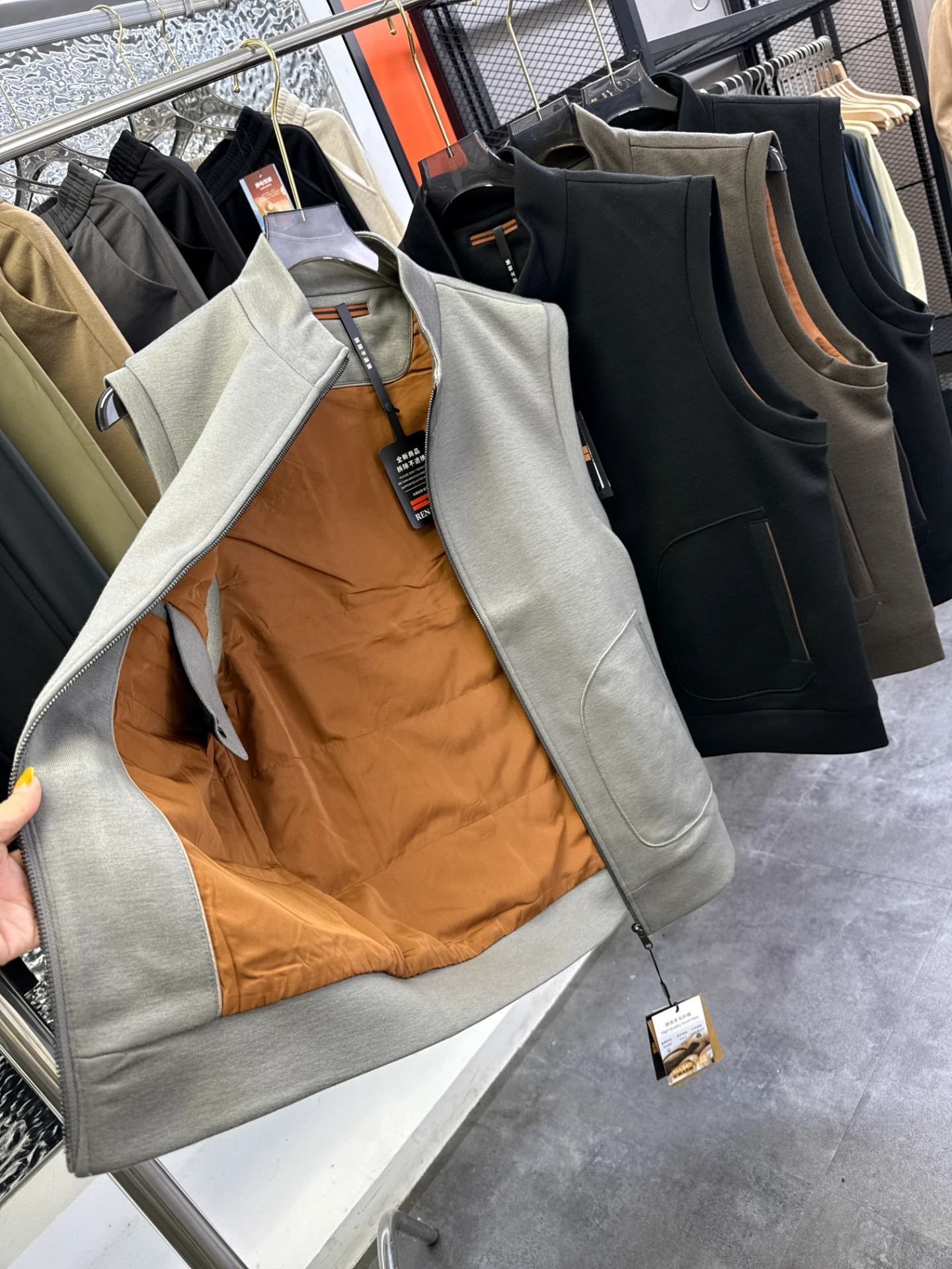 Italian Luxury Knitted Wool Blend Casual Collar Vest for Men Autumn New Sle Busin Commuting Faion Urban Youth Zipper
Italian Luxury Knitted Wool Blend Casual Collar Vest for Men Autumn New Sle Busin Commuting Faion Urban Youth Zipper