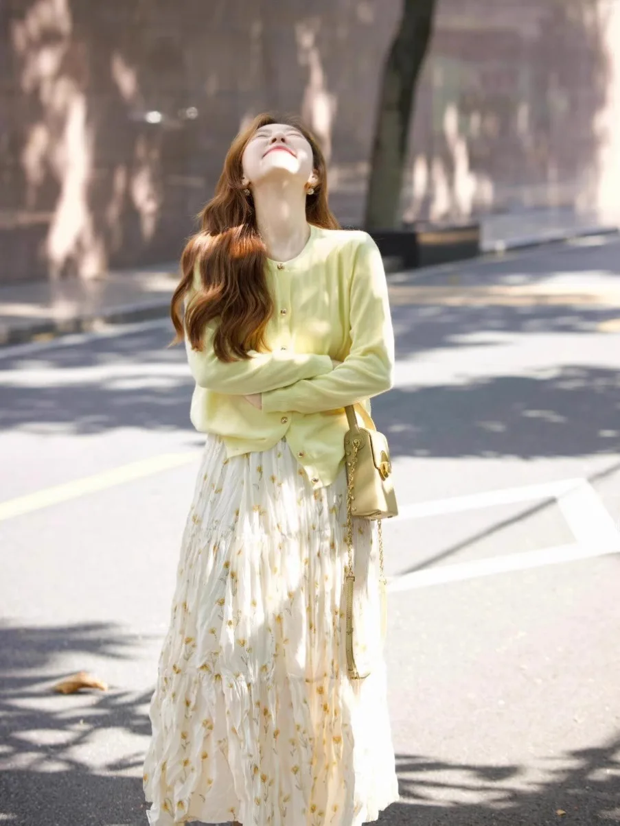 Fall Fashion Large Size Women's Knitted Open Cardigan And Floral Skirt Two-Piece Set Yellow Color Slimming Effect High Waist
Fall Fashion Large Size Women's Knitted Open Cardigan And Floral Skirt Two-Piece Set Yellow Color Slimming Effect High Waist