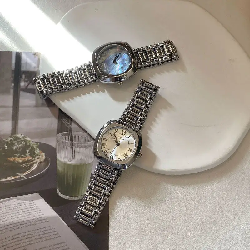 Новые женские часы в винтажном стиле с ремешком-цепочкой. Простой, но элегантный и изысканный дизайн. Качественные женские наручные часы.
Новые женские часы в винтажном стиле с ремешком-цепочкой. Простой, но элегантный и изысканный дизайн. Качественные женские наручные часы.